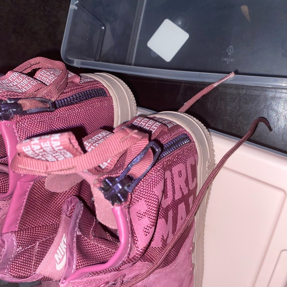 NIKE AIR FORCE 1 MID "THE FORCE IS FEMALE" VINTAGE WINE AJ1698-600 SIZE 9.5